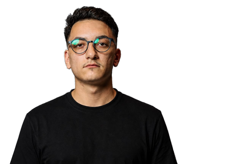 Matheus Caixeta em meio corpo, de camiseta preta.