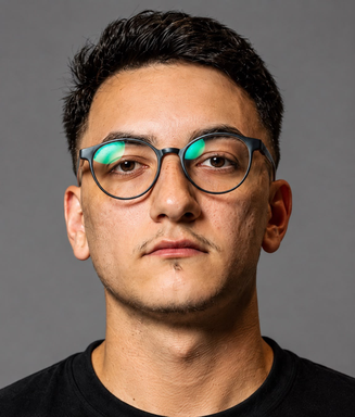 Matheus Caixeta, de frente, em fundo cinza.